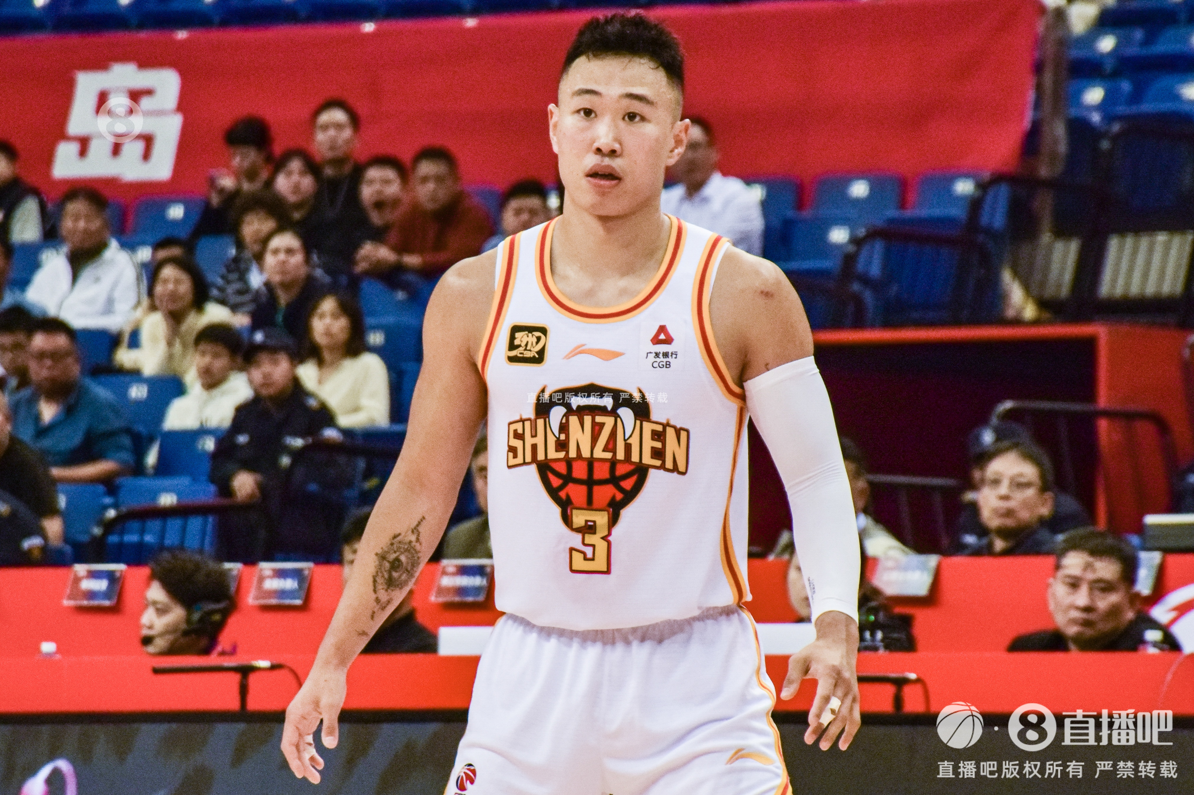 新球体育-双枪！贺希宁半场13中6砍14分 史密斯半场9中5砍18分&amp;第二节15分